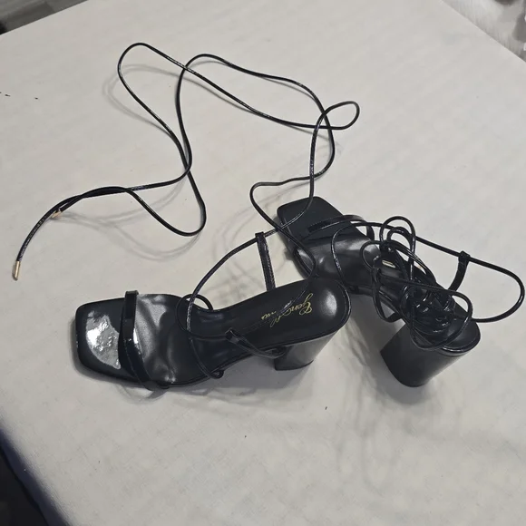 Genshuo Black Strappy Women's Heels - Picture 14 of 16